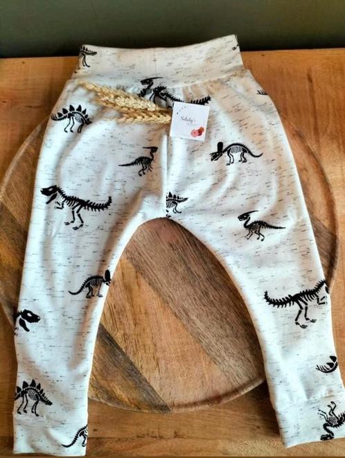 Broekje Dinosaurus maat 80 • Nieuw handgemaakt, Kinderen en Baby's, Babykleding | Maat 80, Nieuw, Jongetje, Broekje, Ophalen of Verzenden
