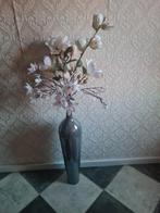 Fraaie hoge grijze vaas met witte bloemen, Huis en Inrichting, Woonaccessoires | Kunstplanten en Kunstbloemen, Ophalen, Zo goed als nieuw