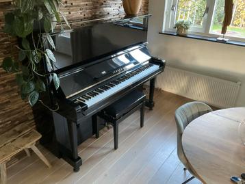 Piano van het merk Yamaha, hoogglans zwart (nieuwstaat) beschikbaar voor biedingen