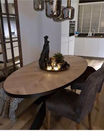 Ovale eiken eettafel beschikbaar voor biedingen