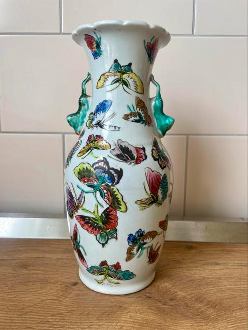 Chinese vaas met vlindertjes ca. 1900, Huis en Inrichting, Woonaccessoires | Vazen, Zo goed als nieuw, Overige kleuren, Minder dan 50 cm
