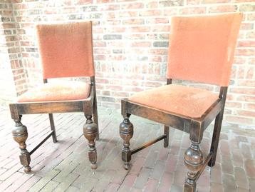 2 oude stoelen beschikbaar voor biedingen