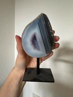 Agaat met amethist op standaard, Verzamelen, Mineralen en Fossielen, Ophalen of Verzenden