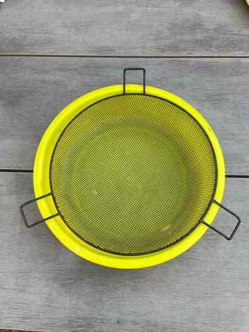 Matrix voerschaal met zeef beschikbaar voor biedingen