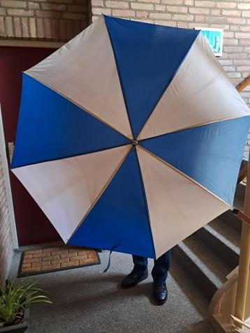 Grote blauw-wit paraplu beschikbaar voor biedingen