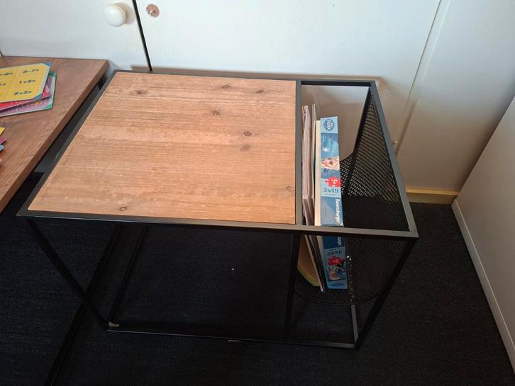 Leuk bijzettafeltje met krantenbak, Huis en Inrichting, Tafels | Bijzettafels, Gebruikt, Vierkant, 45 tot 60 cm, Minder dan 55 cm