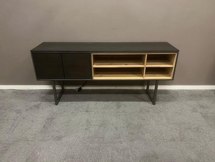 Moniz dressoir 180 cm van Xooon nu voor €499,-, Huis en Inrichting, Lampen | Vloerlampen, Nieuw, Minder dan 100 cm, Hout, Metaal