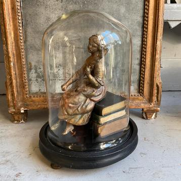 Antieke stolp met zittend meisje *floor epe* beschikbaar voor biedingen