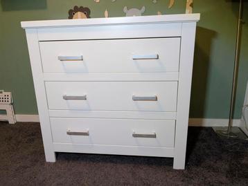 Commode, wit, met 3 lades beschikbaar voor biedingen