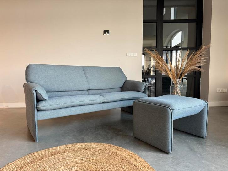 Leolux Bora Bèta met Hocker. In uitstekende staat, Huis en Inrichting, Banken | Bankstellen, Zo goed als nieuw, Rechte bank, Tweepersoons