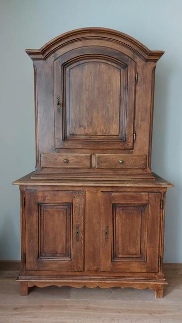Antieke Eiken Servieskast beschikbaar voor biedingen