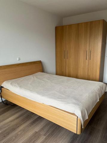 Bed en linnenkast beschikbaar voor biedingen