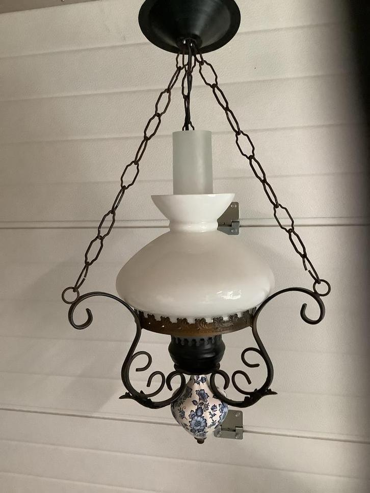 Antieke lamp met Delfts blauw accent, Huis en Inrichting, Lampen | Hanglampen, Gebruikt, 50 tot 75 cm, Glas, Ophalen of Verzenden