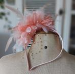 * Zalmroze Fascinator haar Diadeem
pareltjes & veren *, Kleding | Dames, Trouwkleding en Trouwaccessoires, Ophalen of Verzenden
