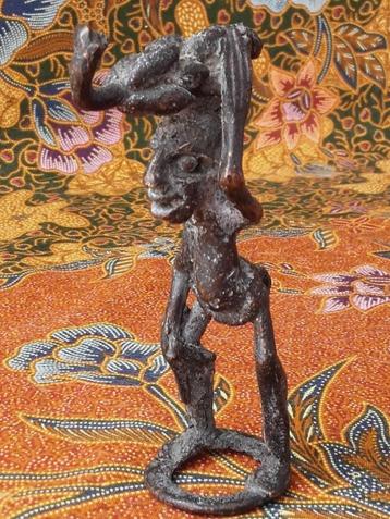 Antiek brons beeldje uit Afrika van man met tros bananen. beschikbaar voor biedingen