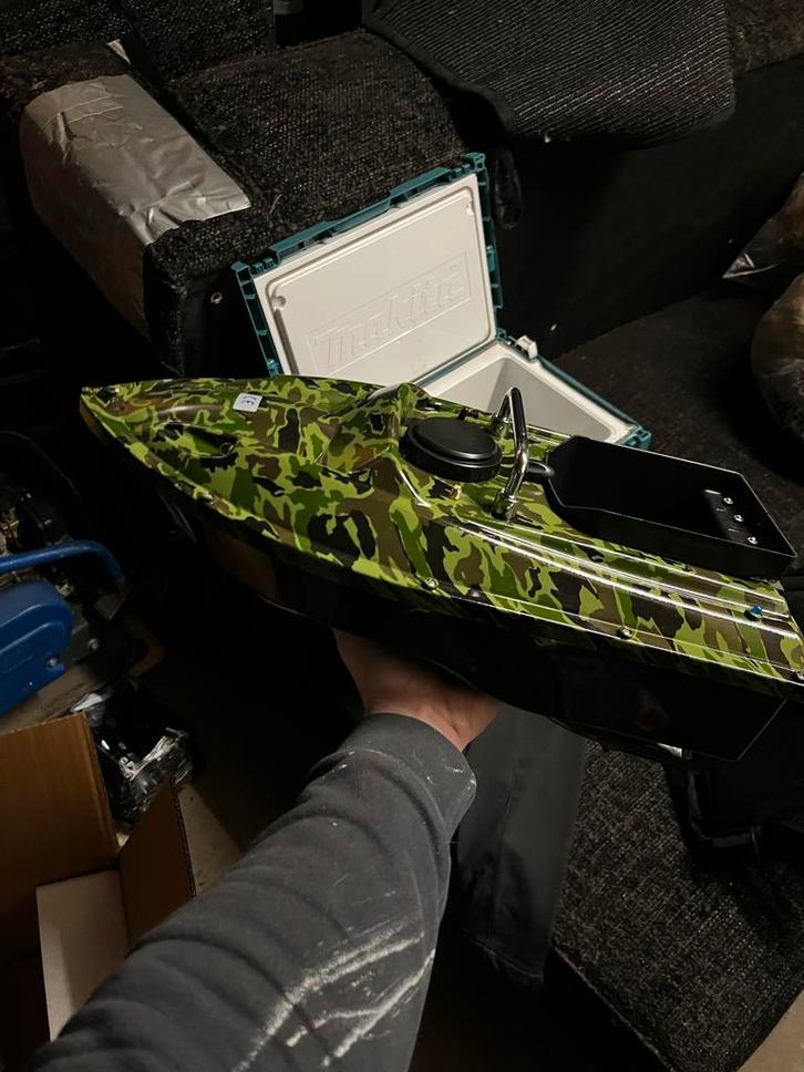 Voerboot voor karpervissen - Camouflage, Watersport en Boten, Hengelsport | Algemeen, Nieuw, Ophalen of Verzenden