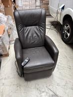 Electrische sta op stoel donker bruin, Huis en Inrichting, Ophalen, 75 tot 100 cm, Leer, 50 tot 75 cm