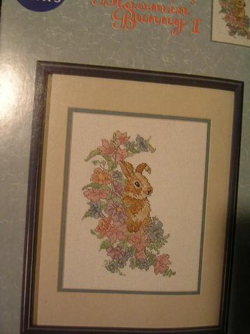 NIEUW, ORIGINEEL patroon Blooming Bunny 1 van Coats. Ook DMC beschikbaar voor biedingen