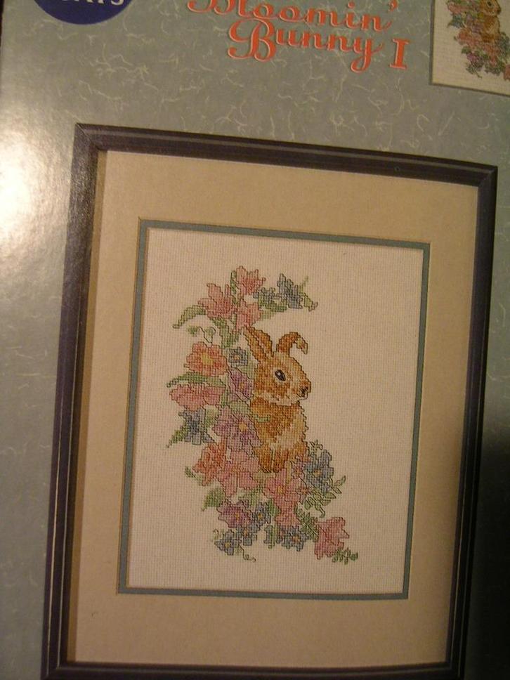 NIEUW, ORIGINEEL patroon Blooming Bunny 1 van Coats. Ook DMC, Hobby en Vrije tijd, Borduren en Borduurmachines, Nieuw, Patroon