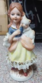 Porseleinen biscuit beeldje meisje met kat, Antiek en Kunst, Ophalen of Verzenden