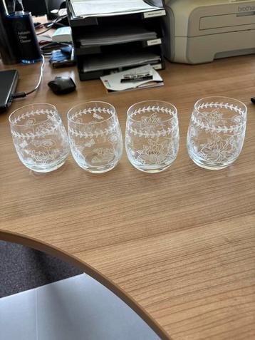 Set van 4 Glazen met Bloemenmotief beschikbaar voor biedingen