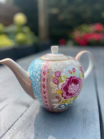 Pip servies. Theepot, melk kannetje, suikerpot en theemuts  beschikbaar voor biedingen