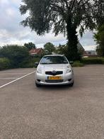 Toyota Yaris 1.0 12V Vvt-i 5DR Terra 2006 Grijs, Auto's, Voorwielaandrijving, 527 kg, 750 kg, Origineel Nederlands