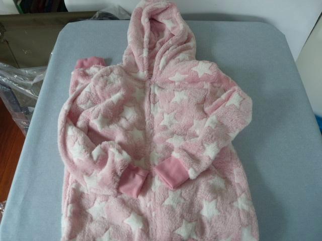  leuke roze met witte sterren onesie - Mt 104-110 Nieuw, Kinderen en Baby's, Kinderkleding | Maat 104, Nieuw, Meisje, Nacht- of Onderkleding