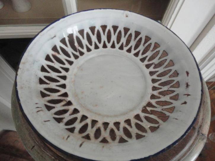 antieke WITTE EMAILLE OPENGEWERKTE SCHAAL met BLAUWE RAND, Antiek en Kunst, Antiek | Emaille, Ophalen of Verzenden