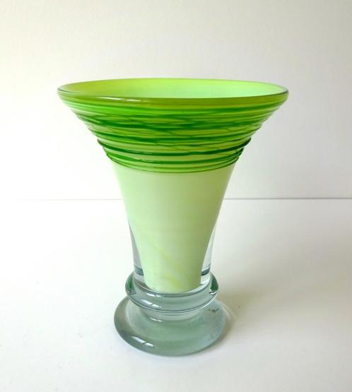 Glazen vaas wit en groen opaline met wijde hals 2698-g, Antiek en Kunst, Antiek | Glas en Kristal, Ophalen of Verzenden