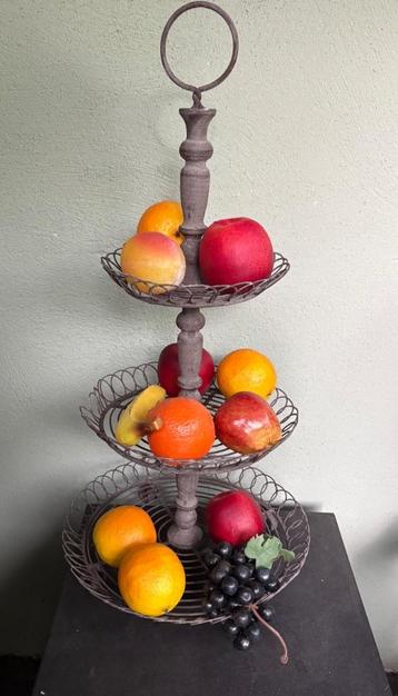 VINTAGE METALEN ETAGIĖRE VOOR FEEST- HIGH TEA ETC. beschikbaar voor biedingen