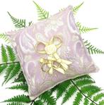 Luxe roze ringkussen met een mooie crème roos in de center., Ophalen of Verzenden, Nieuw, Versiering, Geboorte of Huwelijk