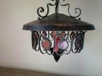 Smeedijzeren hanglamp met rood glas, Huis en Inrichting, Lampen | Hanglampen, Ophalen of Verzenden, Zo goed als nieuw, Glas, Minder dan 50 cm