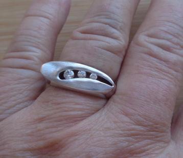 zilveren design ring met drie heldere steentjes [722] beschikbaar voor biedingen
