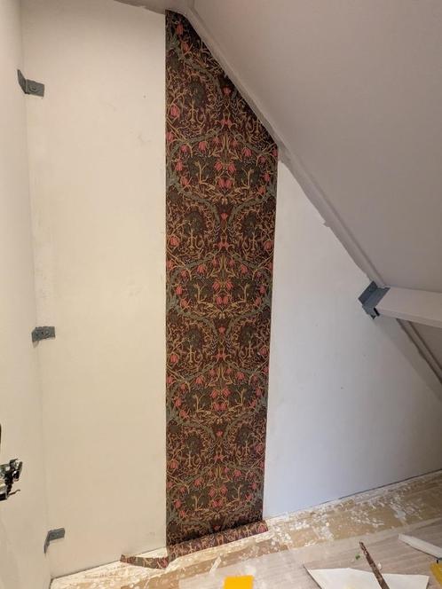 GEZOCHT: behang Lauri bourgondy #001, Huis en Inrichting, Stoffering | Behang, 10 tot 25 m², Ophalen of Verzenden