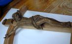 Houten crusifix met fraai gesneden Jezus-figuur, Verzenden