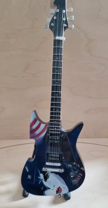 Kiss tribute miniatuur gitaartje Paul.Stanley. beschikbaar voor biedingen