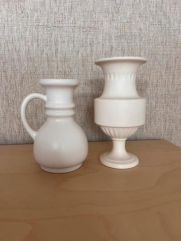 Vintage flora Gouda mat witte vazen keramiek beschikbaar voor biedingen
