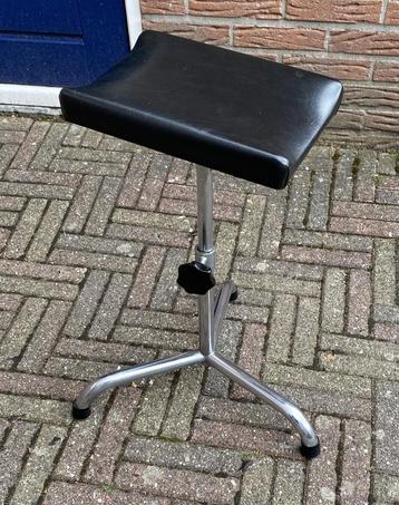 Leuke Vintage Pedicure Kruk ( retro Industrieel voeten ) beschikbaar voor biedingen