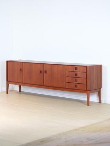 vintage dressoir beschikbaar voor biedingen