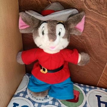 Fievel muis knuffel met hoed, blauwe broek, rode shirt 32 cm