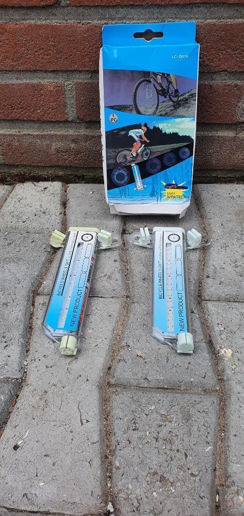 te koop set fiets verlichting voor in het wiel, Fietsen en Brommers, Fietsaccessoires | Fietsverlichting, Verlichtingsset, Nieuw