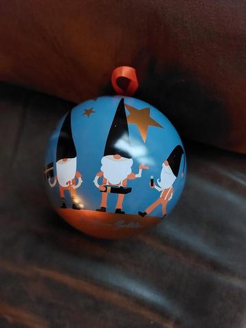 Kerstbal metaal  beschikbaar voor biedingen