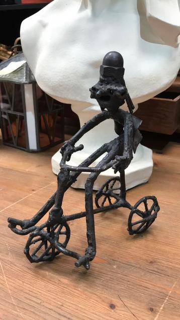 Ijzeren mannetje op een fiets. Vintage  beschikbaar voor biedingen
