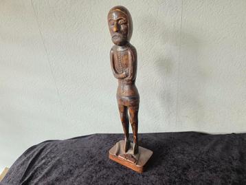 Apart gesneden houten beeld beschikbaar voor biedingen