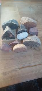 Gratis Stenen: Granaatrijk gesteente & gelaagde zandsteen, Verzamelen, Mineralen en Fossielen, Ophalen of Verzenden, Mineraal