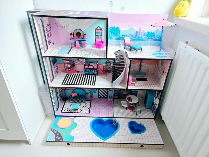 L.O.L. Surprise! OMG Poppenhuis – compleet met meubels en li, Kinderen en Baby's, Speelgoed | Poppenhuizen, Zo goed als nieuw