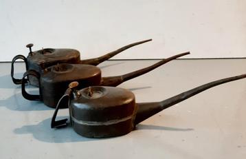 Drie Vintage Oliekannetjes beschikbaar voor biedingen