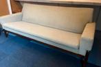 Vintage bank met teak onderstel, Huis en Inrichting, Banken | Sofa's en Chaises Longues, Ophalen, Gebruikt