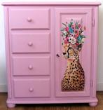 Een mooi roze kastje “Cheetah”, hoog model, lades en deur, Kast, 105 cm of meer, Minder dan 50 cm, Zo goed als nieuw